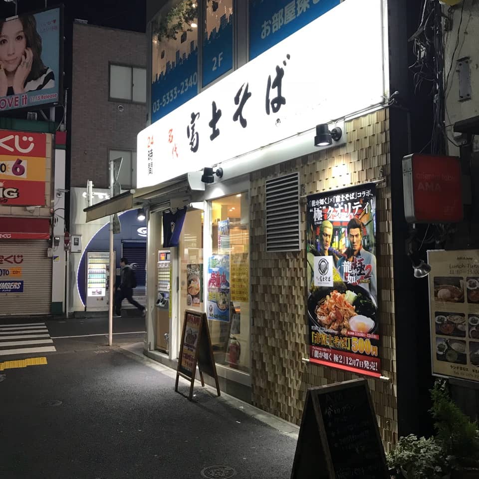 夜も元気に営業している